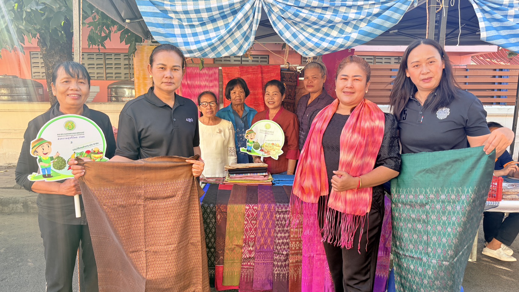 title - วันที่ 23 ธันวาคม 2568 เวลา 08.30 น. นายประเสริฐ กาญจนเกียรติกุล ปฏิรูปที่ดินจังหวัดบุรีรัมย์ มอบหมายเจ้าหน้าที่ ส.ป.ก.บุรีรัมย์จัดโครงการส่งความสุขปีใหม่มอบให้เกษตรกรในเขตปฏิรูปที่ดินจังหวัดบุรีรัมย์ ประจำปี พ.ศ. 2569